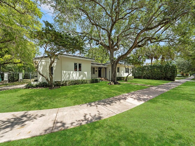 6601 Riviera Dr in Coral Gables, FL - Foto de edificio - Building Photo