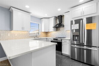 527 SE 6th Ave in Cape Coral, FL - Building Photo - Building Photo