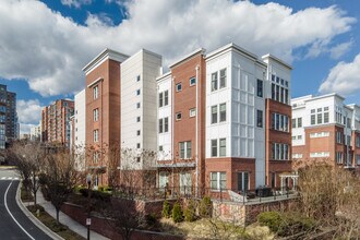 Rhodes Hill Square in Arlington, VA - Building Photo - Building Photo