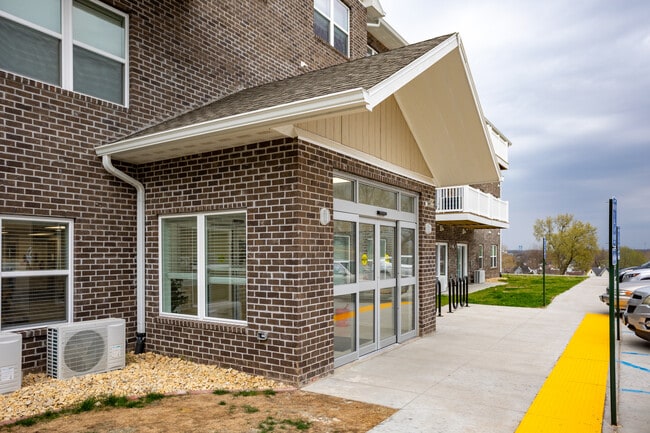 Cottage Bluff Apartments in Clinton, IA - Foto de edificio - Building Photo