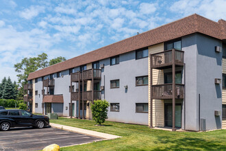Regents Park Apartments in Bensenville, IL - Foto de edificio - Building Photo