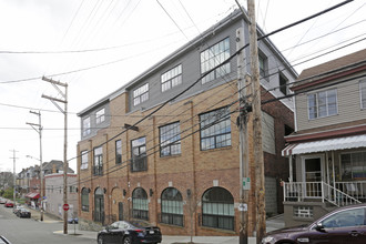 Bloomfield Lofts in Pittsburgh, PA - Foto de edificio - Building Photo