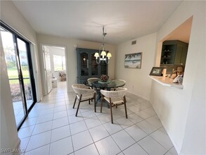 565 Beachwalk Cir in Naples, FL - Foto de edificio - Building Photo