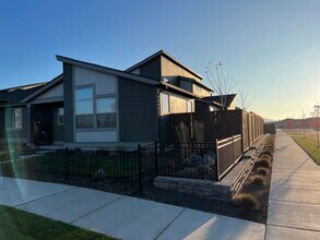 3203 NE Boulder Crk Dr in Bend, OR - Building Photo - Building Photo