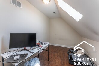 3047 N Kimball Ave, Unit 3C in Chicago, IL - Building Photo - Building Photo