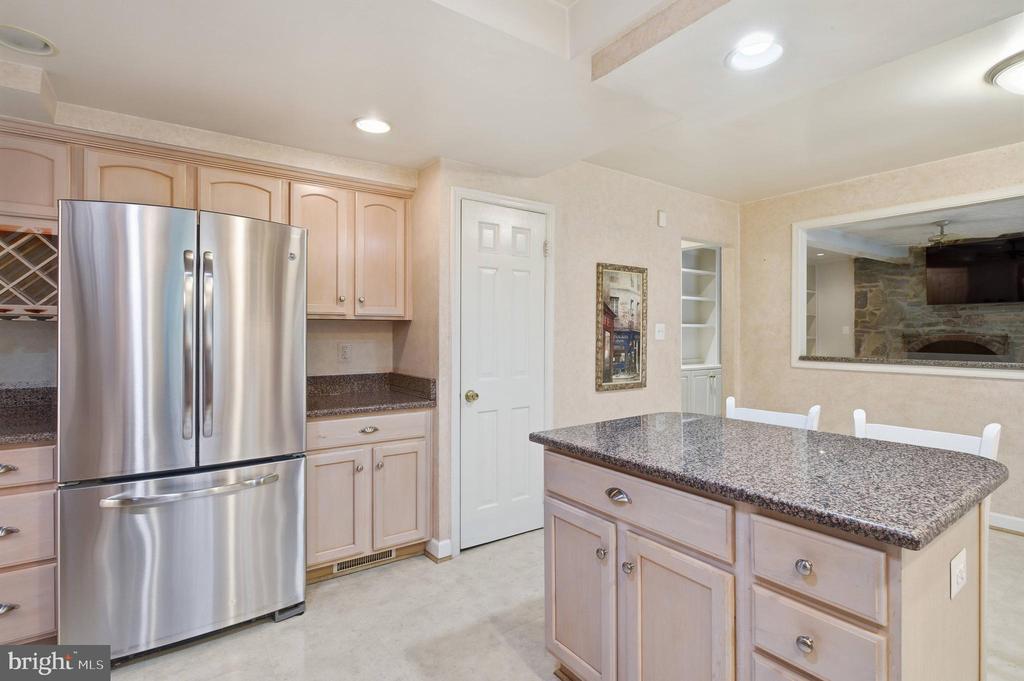 9369 Tovito Dr in Fairfax, VA - Building Photo