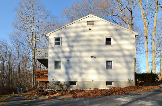 405 Noank Ledyard Rd in Mystic, CT - Foto de edificio - Building Photo