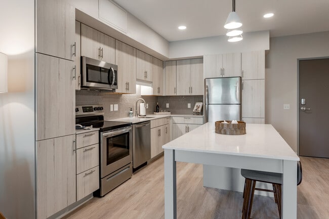 Townline Apartments (new) in Minnetonka, MN - Foto de edificio - Interior Photo