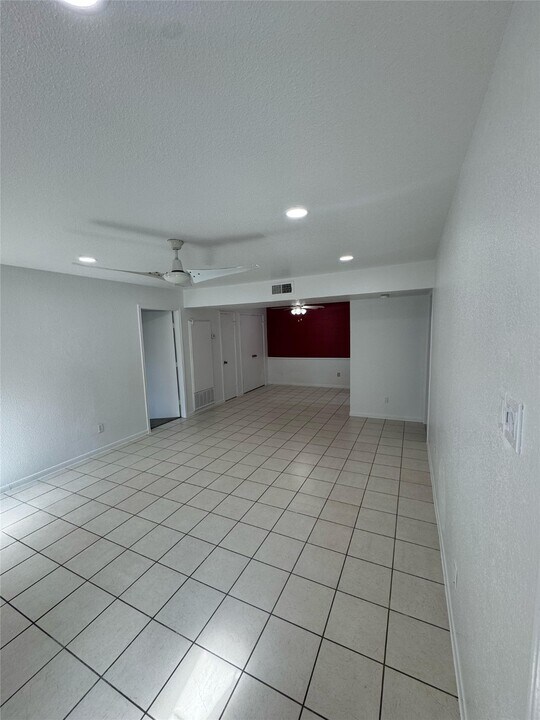 6606 De Moss Dr in Houston, TX - Building Photo