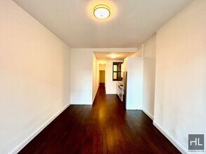 E 88 St, Unit 2D in New York, NY - Building Photo - Building Photo