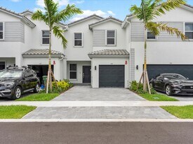 106 SW 184th Pl in Pembroke Pines, FL - Building Photo