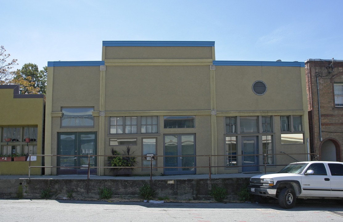 733 Loring Ave in Crockett, CA - Foto de edificio