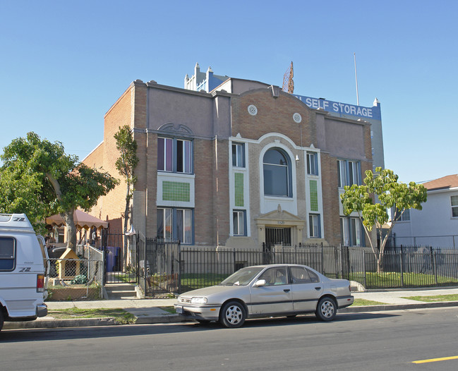 1325 S Bronson Ave in Los Angeles, CA - Building Photo - Building Photo