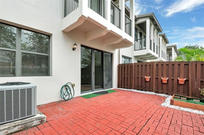 5840 NW 104th Path in Medley, FL - Building Photo - Building Photo