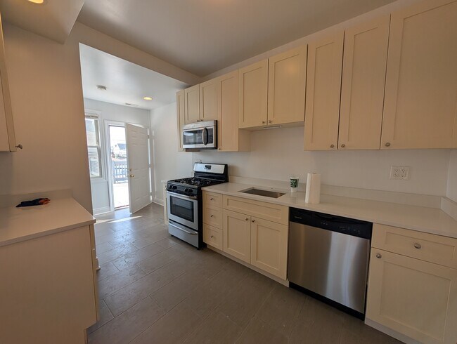 3048 N Milwaukee Ave in Chicago, IL - Building Photo - Building Photo