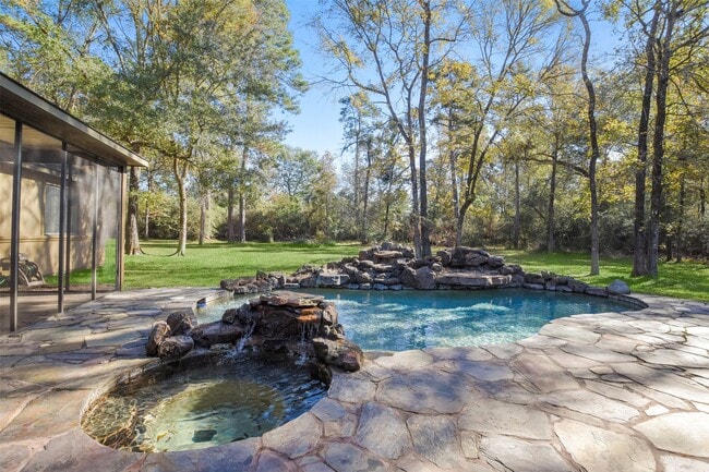 property at 5 Oak Crest Cir