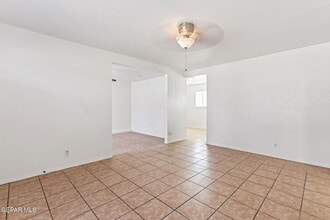 10060 Kellogg St in El Paso, TX - Foto de edificio - Building Photo