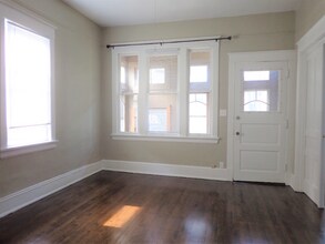 919 E Clarke St, Unit 1 in Milwaukee, WI - Foto de edificio - Building Photo