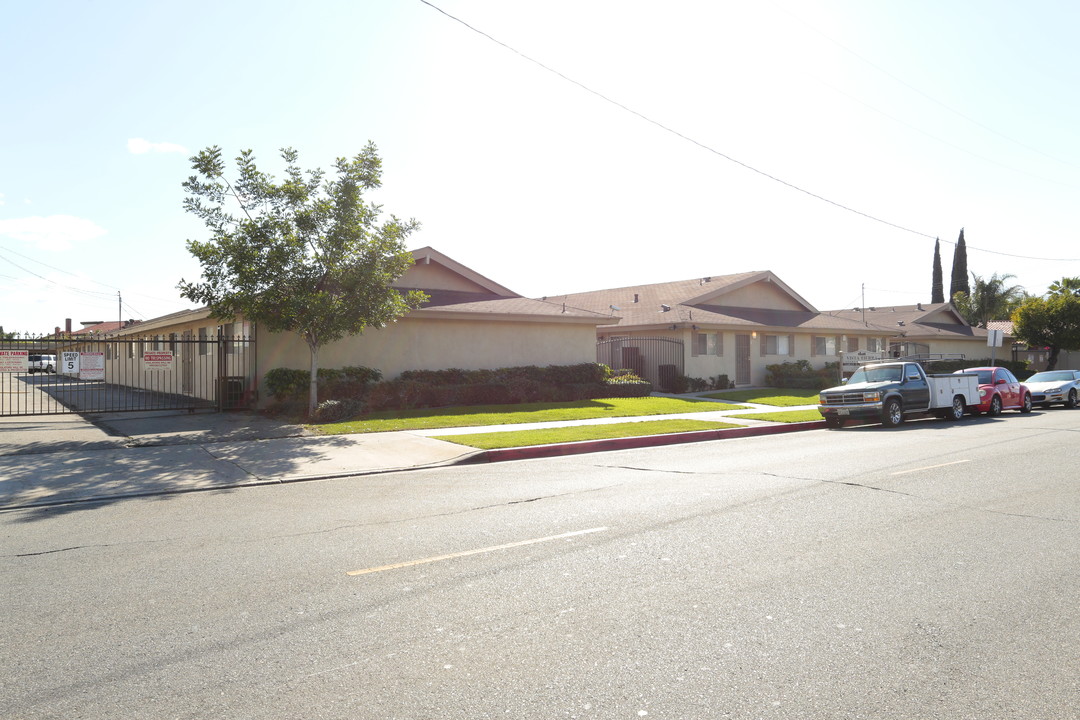 Vista Tierra Apartment Homes in Anaheim, CA - Foto de edificio