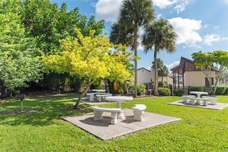 2724 Hidden Lake Blvd in Sarasota, FL - Foto de edificio - Building Photo