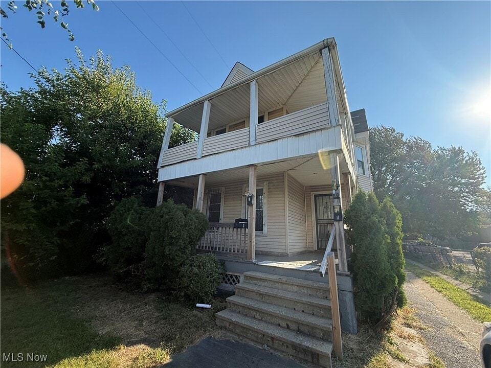 1355 Addison Rd in Cleveland, OH - Building Photo