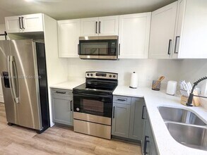 1025 NW 55th St in Miami, FL - Foto de edificio - Building Photo