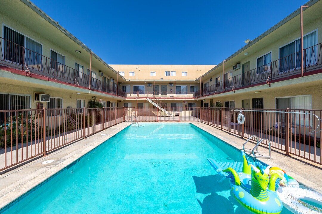 Laurel Village Apartments in North Hollywood, CA - Foto de edificio