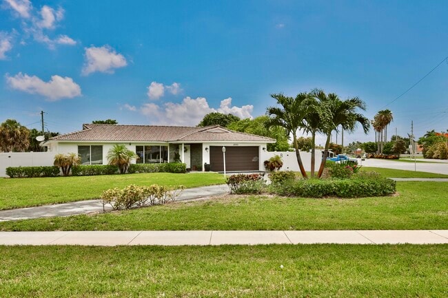 4000 NW 3rd Ave in Boca Raton, FL - Building Photo - Building Photo