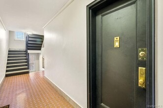 600 Pelham Rd in New Rochelle, NY - Building Photo - Building Photo