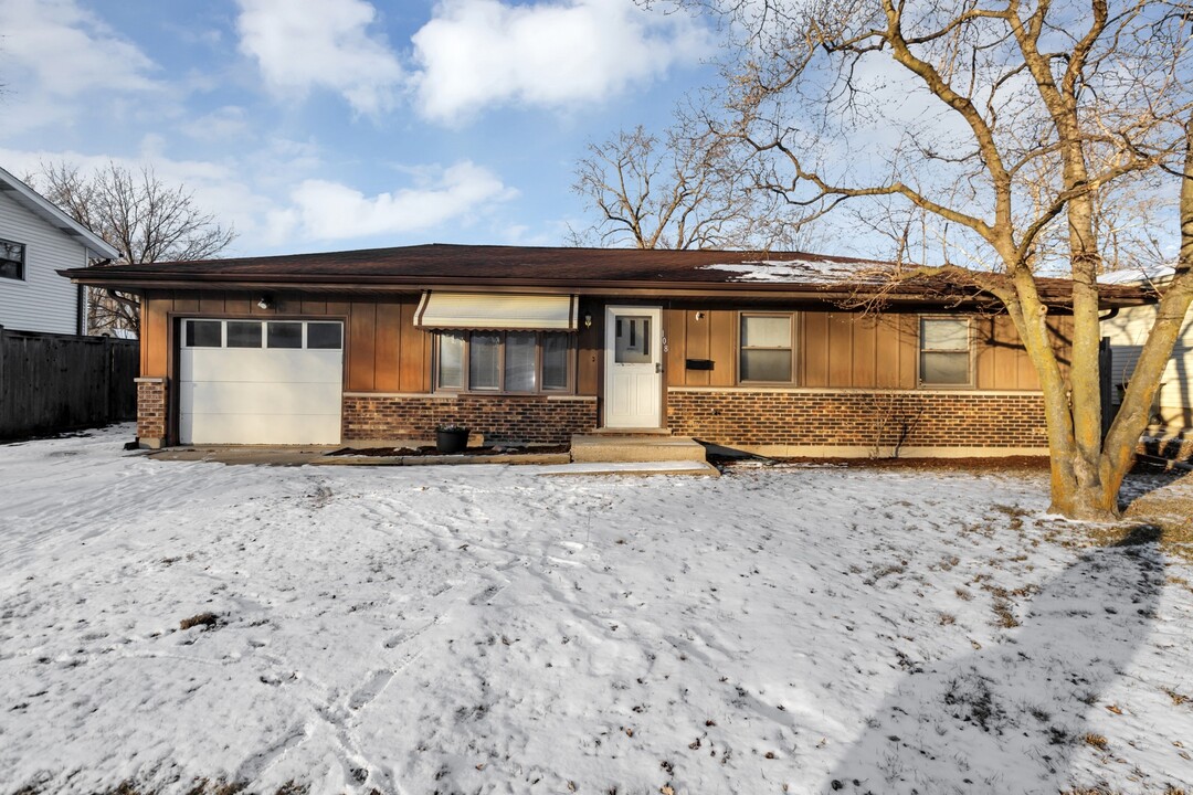 108 Patricia Pkwy in Streamwood, IL - Building Photo