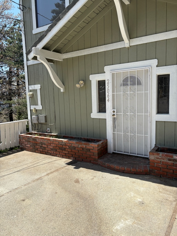 24064 Grandview Dr in Crestline, CA - Building Photo - Building Photo