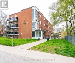 4 Hill Heights Rd in Toronto, ON - Building Photo
