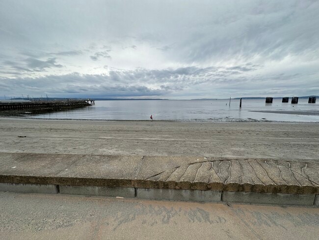 250 Beach Pl, Unit 302 in Edmonds, WA - Building Photo - Building Photo