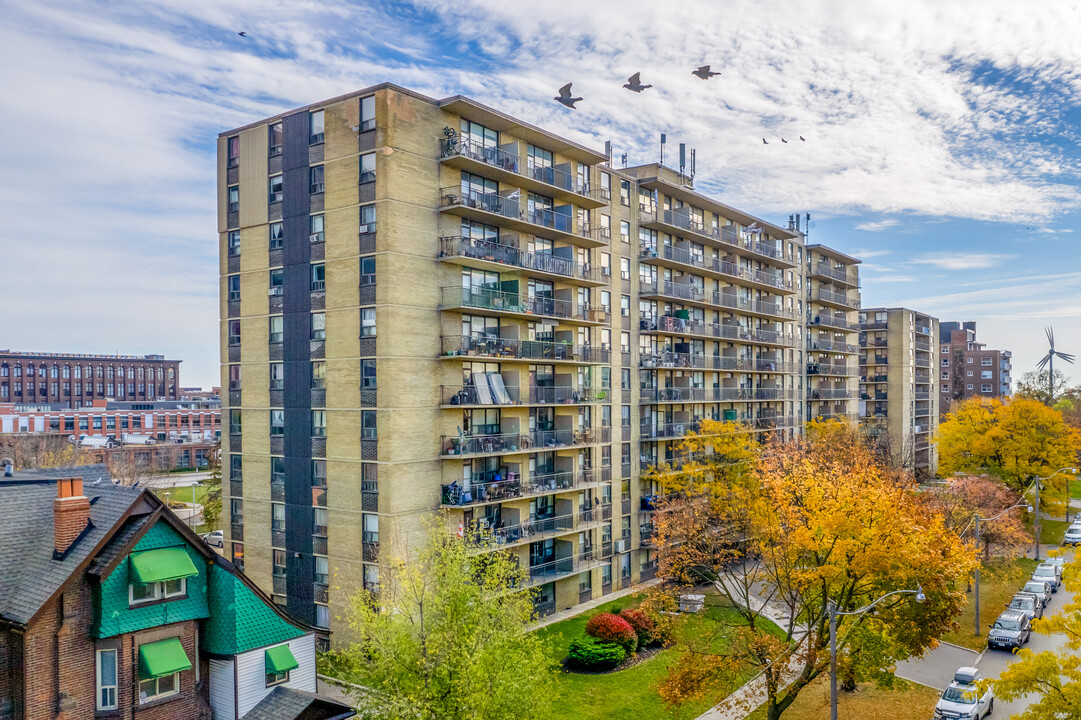 Seabreezes Apartment in Toronto, ON - Building Photo