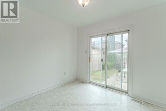 38 Reynolds Ln in Barrie, ON - Building Photo - Building Photo