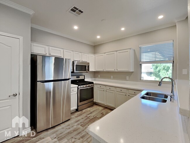 900 Domnus Ln in Las Vegas, NV - Foto de edificio - Building Photo