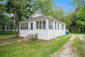 2804 Mt Olivet Rd in Kalamazoo, MI - Building Photo - Building Photo