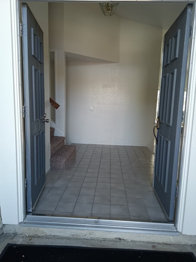 1558 Arnica Ln in Lancaster, CA - Foto de edificio - Building Photo