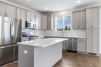W218N16014 Tiger Lily Dr in Jackson, WI - Building Photo - Building Photo