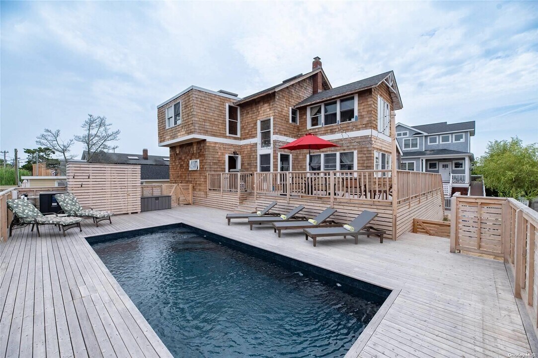 300 Cottage Walk in Islip, NY - Building Photo