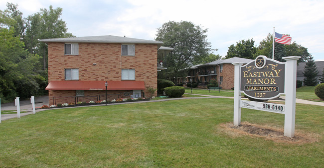 Eastway Manor Apartments in Webster, NY - Foto de edificio - Building Photo