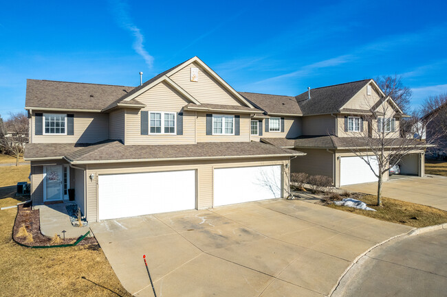 Beacon Pointe Condominiums & Townhomes in Urbandale, IA - Building Photo - Building Photo