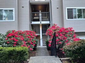 12036 100th Ave NE, Unit K302 in Kirkland, WA - Building Photo