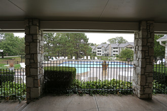 Three Lakes Apartments in Overland Park, KS - Foto de edificio - Building Photo