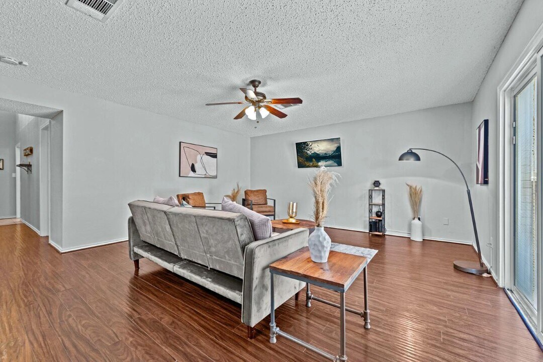 7900 Rosenberry Dr in Austin, TX - Foto de edificio