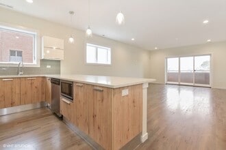 3326 W Irving Park Rd in Chicago, IL - Building Photo - Building Photo