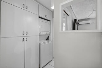 2624 NE 30th Pl, Unit 4 in Fort Lauderdale, FL - Building Photo - Building Photo