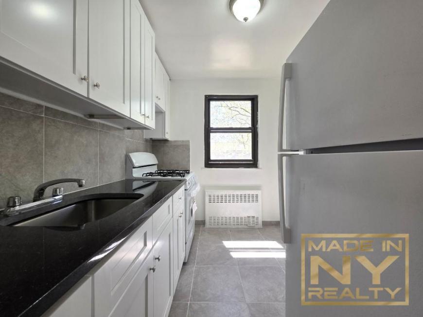 196- 71 69th Ave in Queens, NY - Building Photo
