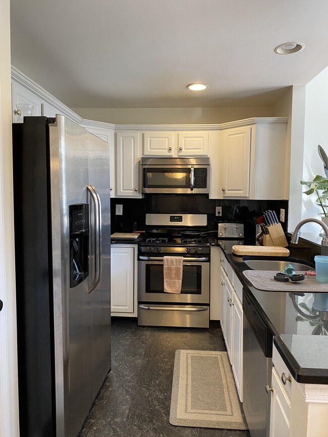 113 Riverwalk Way in Clifton, NJ - Building Photo - Building Photo