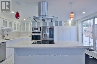 10 Silverdale Crescent in Toronto, ON - Building Photo - Building Photo